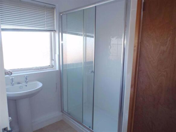 EN-SUITE SHOWER ROOM: