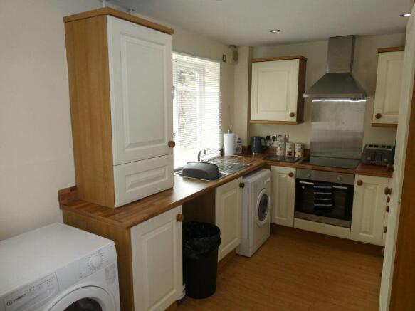 2 bed Apartment to rent Image 4
