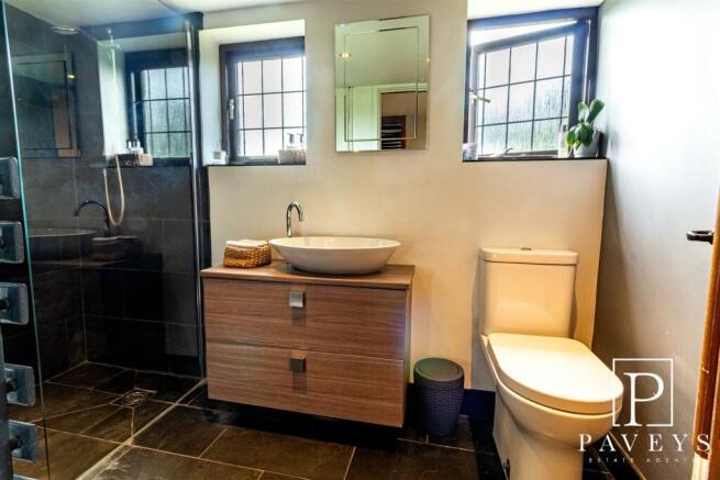 CLOAKROOM / SHOWER ROOM