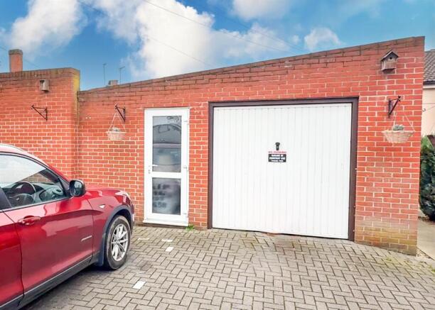 DOUBLE GARAGE/WORKSHOP