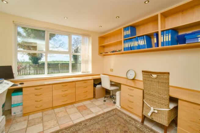 5 bed Detached for sale Image 7