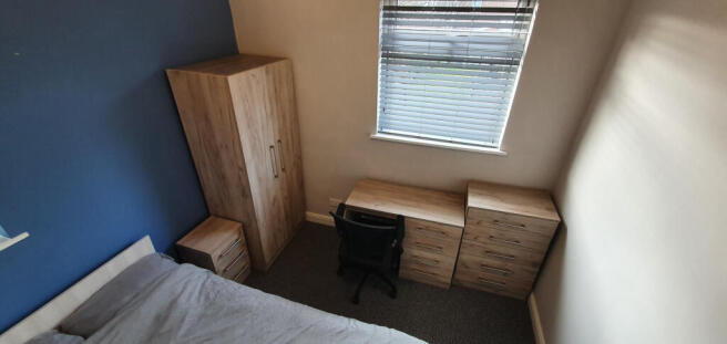 4 bed House to rent Image 10