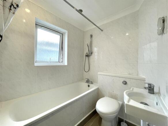 Bathroom Upstairs.jpg
