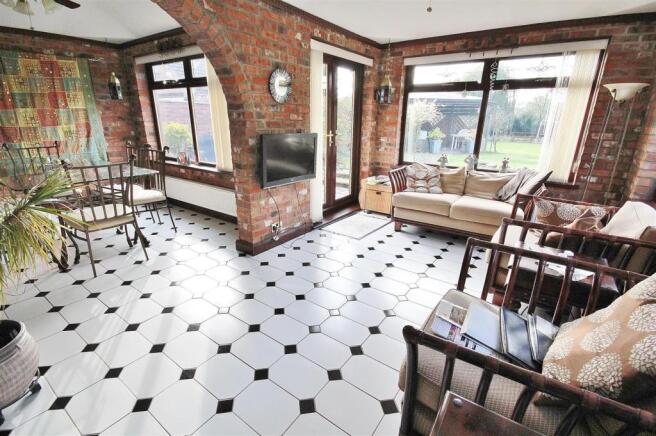 Sun Room/Dining Room