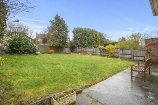 12 Daws Lea, HP11 1QF-1.jpg