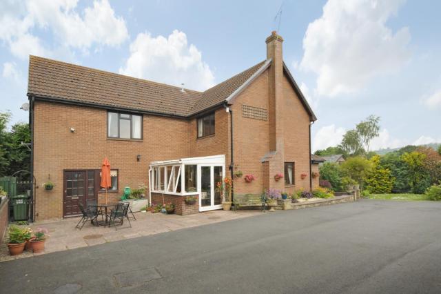 Spacious detached house with parking area
