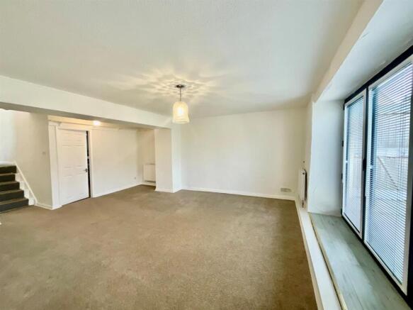 2 bed Terraced to rent Image 5