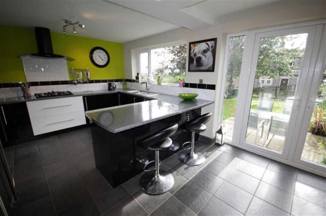 FITTED KITCHEN