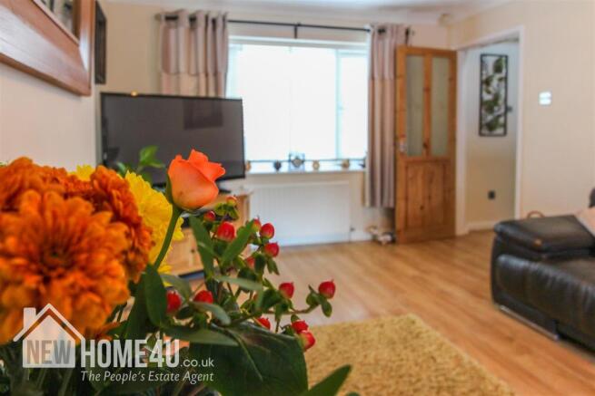 LOUNGE / DINING ROOM:
