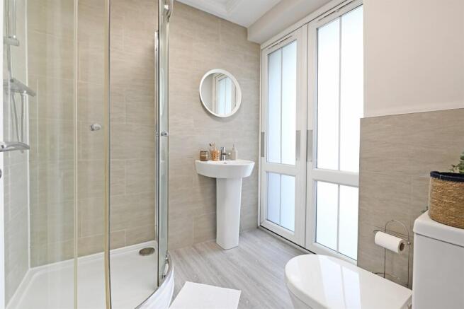 4 bed Apartment to rent Image 5