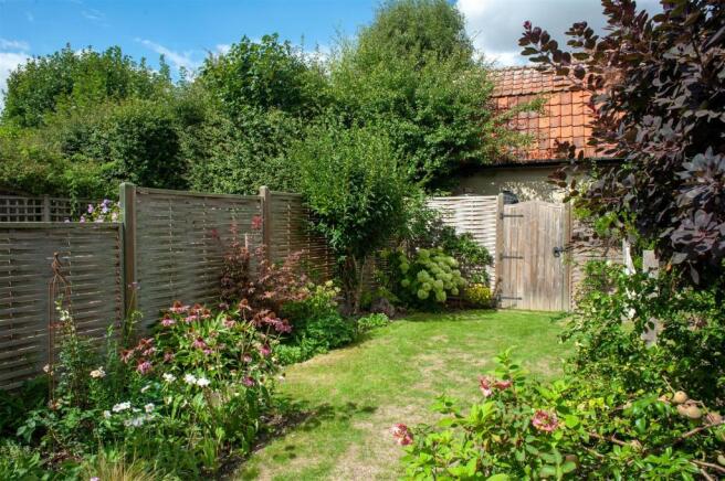REAR GARDEN pic 4
