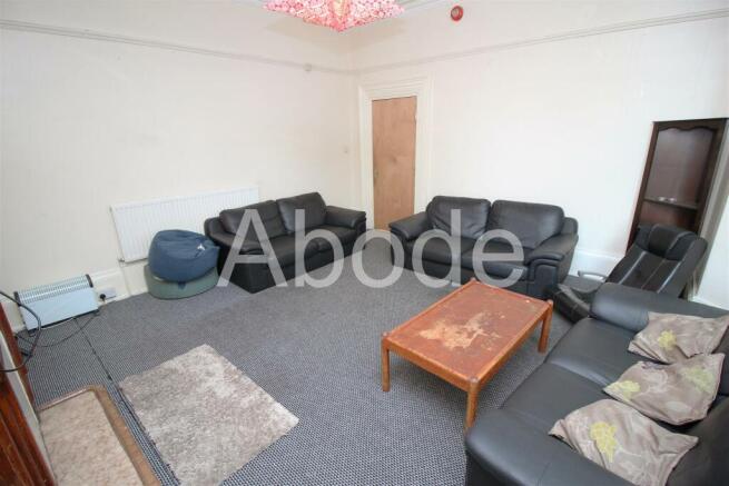 8 bed House to rent Image 7