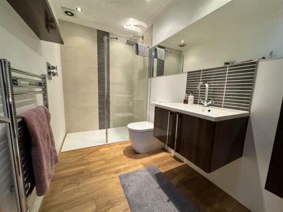 SHOWER ROOM/WC