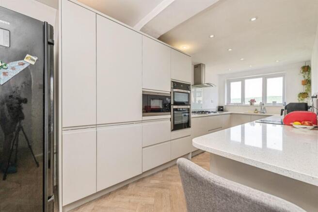 4 bed Detached for sale Image 8
