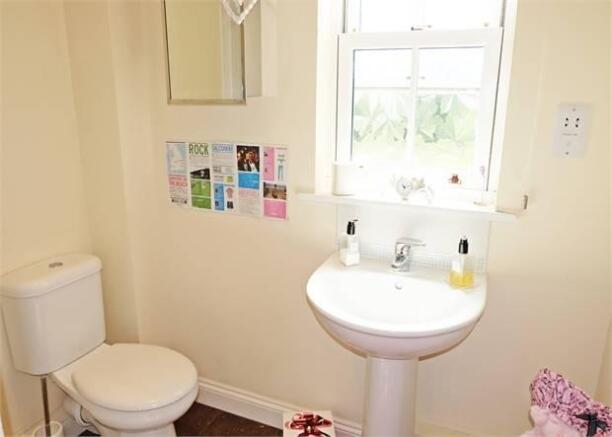 En-suite to second double bedroom