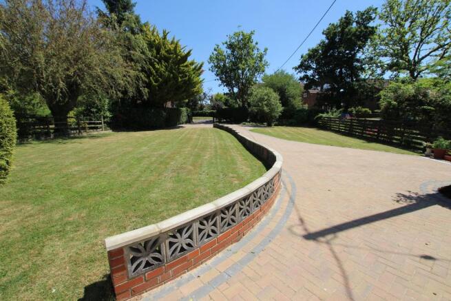 FRONT GARDEN