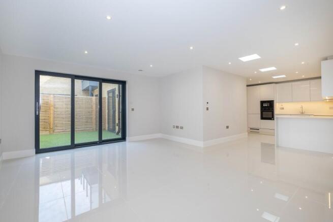 1-207-merton-road...