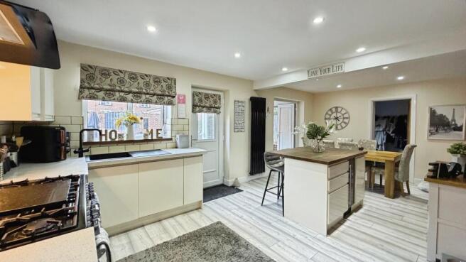 4 bed Detached for sale Image 6