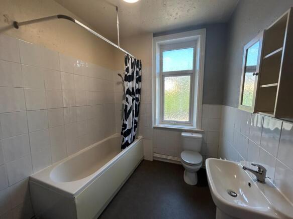 2 bed Terraced to rent Image 6