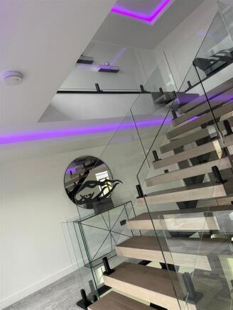 6 bed Detached for sale Image 11
