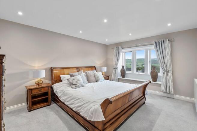 5 bed Detached for sale Image 11