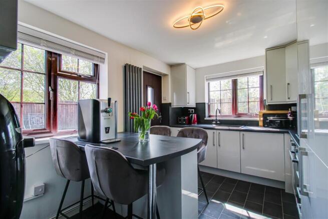 KITCHEN/BREAKFAST ROOM