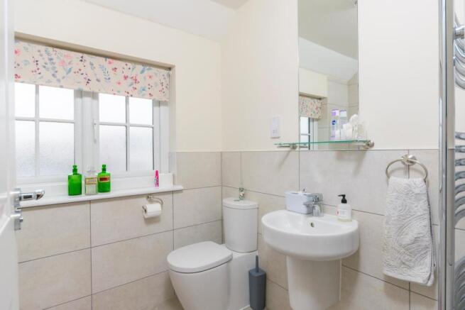 EZAELBBUHS60 - Bathroom B.jpg