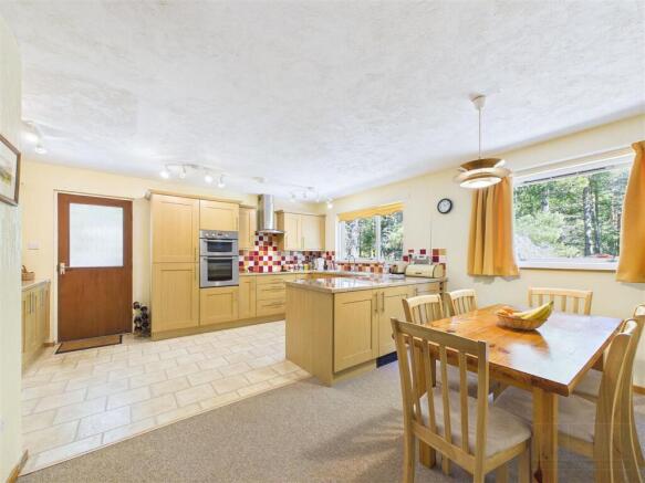 Kitchen & Dining Area