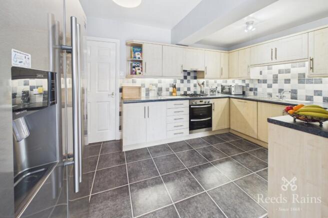 5 bed Semi-Detached for sale Image 5