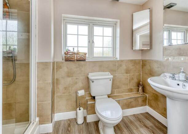16 Old Farm Drive-bed1 ensuite.jpg