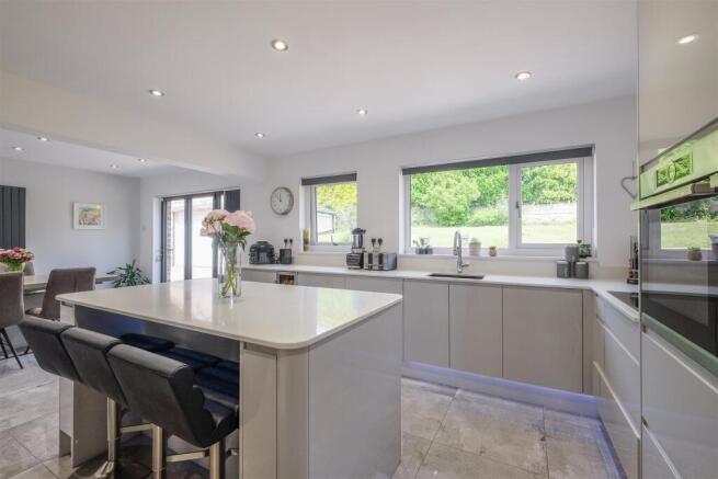 5 bed Detached for sale Image 10