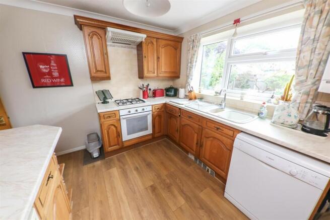 4 bed Detached for sale Image 6
