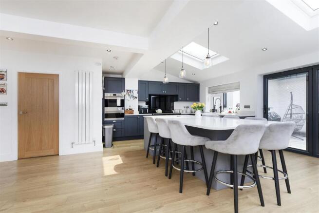 5 bed Detached for sale Image 8