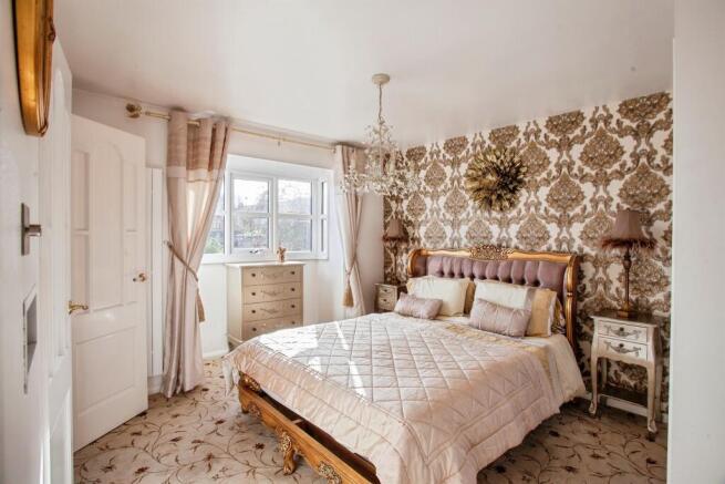 5 bed Detached for sale Image 8