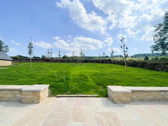 ATTRACTIVE COMMUNAL GARDEN & SECURE PARKING