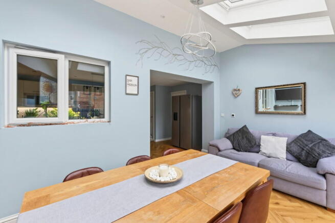 5 bed Detached for sale Image 11