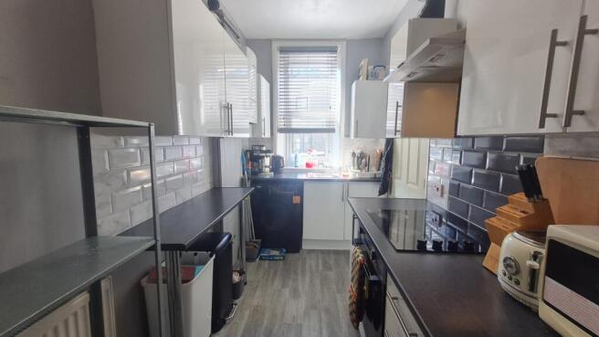 3 bed Terraced to rent Image 4
