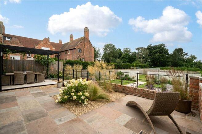 4 bed Semi-Detached for sale Image 2