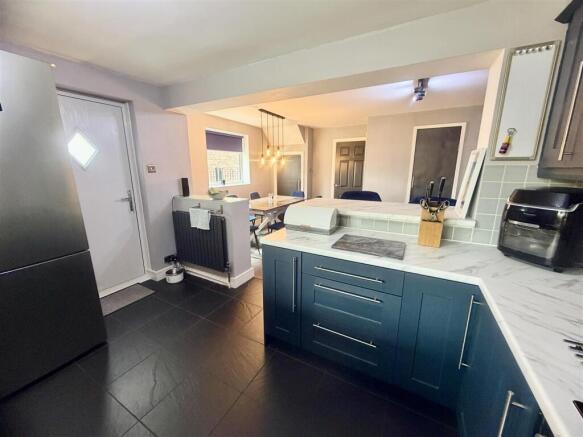3 bed Semi-Detached for sale Image 11