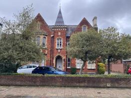 Flat 2, 4 Underwood House, Rothsay Gardens, Bedford MK40 3QB