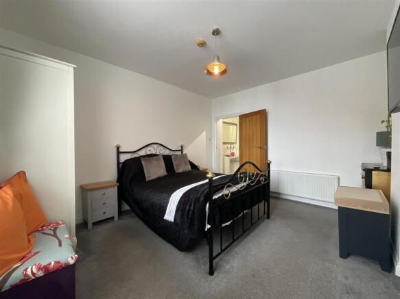 4 bed House for sale Image 7