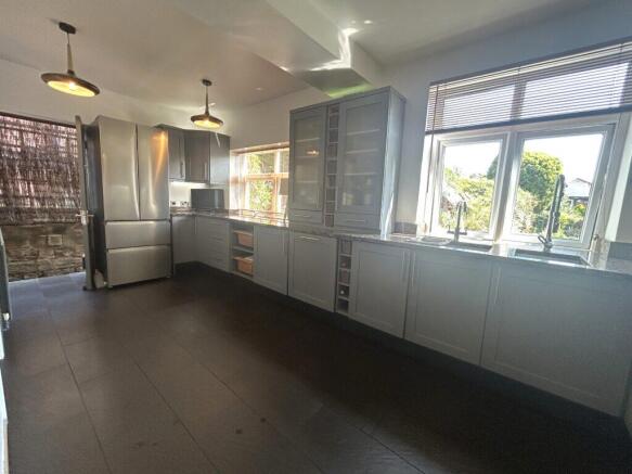 5 bed Detached for sale Image 10