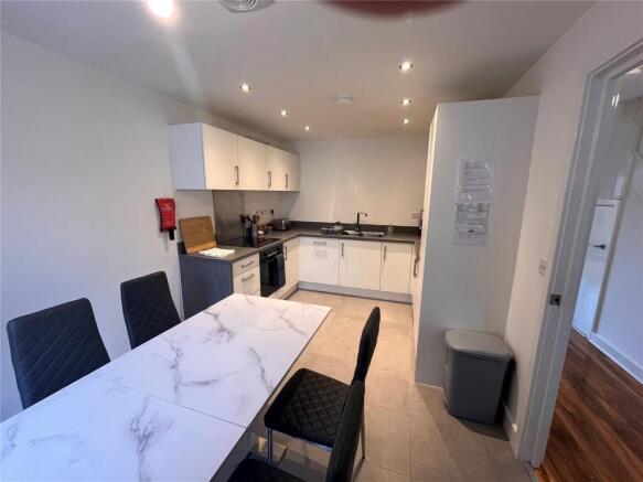4 bed Semi-Detached to rent Image 4