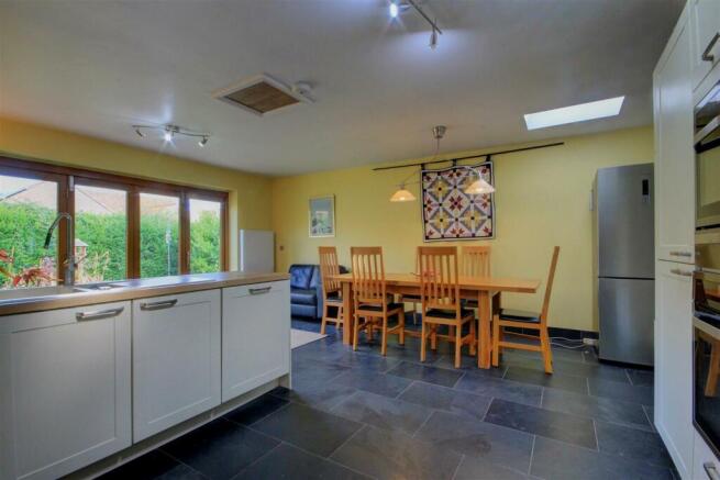 KITCHEN FAMILY ROOM