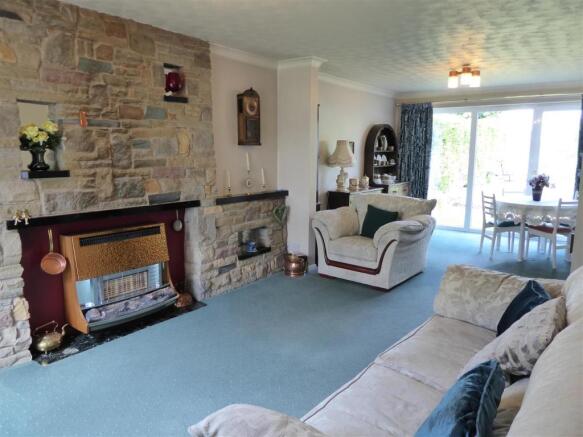 LOUNGE/DINING ROOM