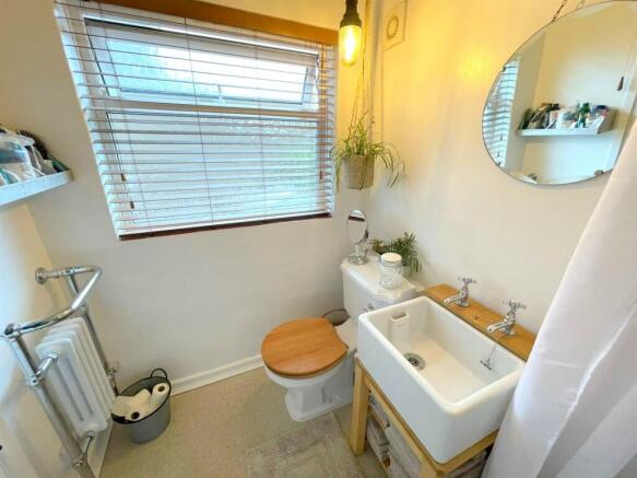 Bathroom b.jpg