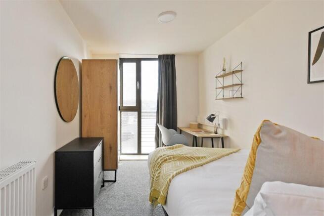 4 bed Apartment to rent Image 7