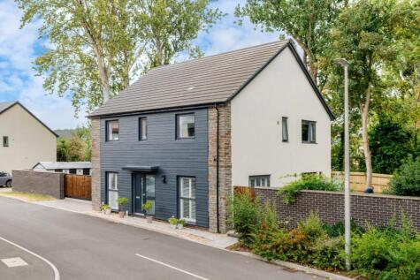 Exceptional modern family home in Claverham's popular Court de Wyck development