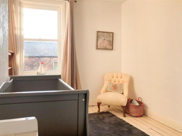 4 bed House to rent Image 9