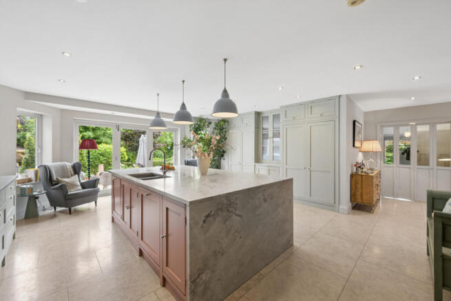 6 bed Detached for sale Image 7